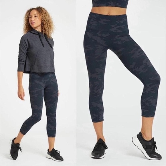 Spanx • Seamless Cropped 3/4 Black Gray Camo Sporty Casual Legging Size Medium - Picture 1 of 10